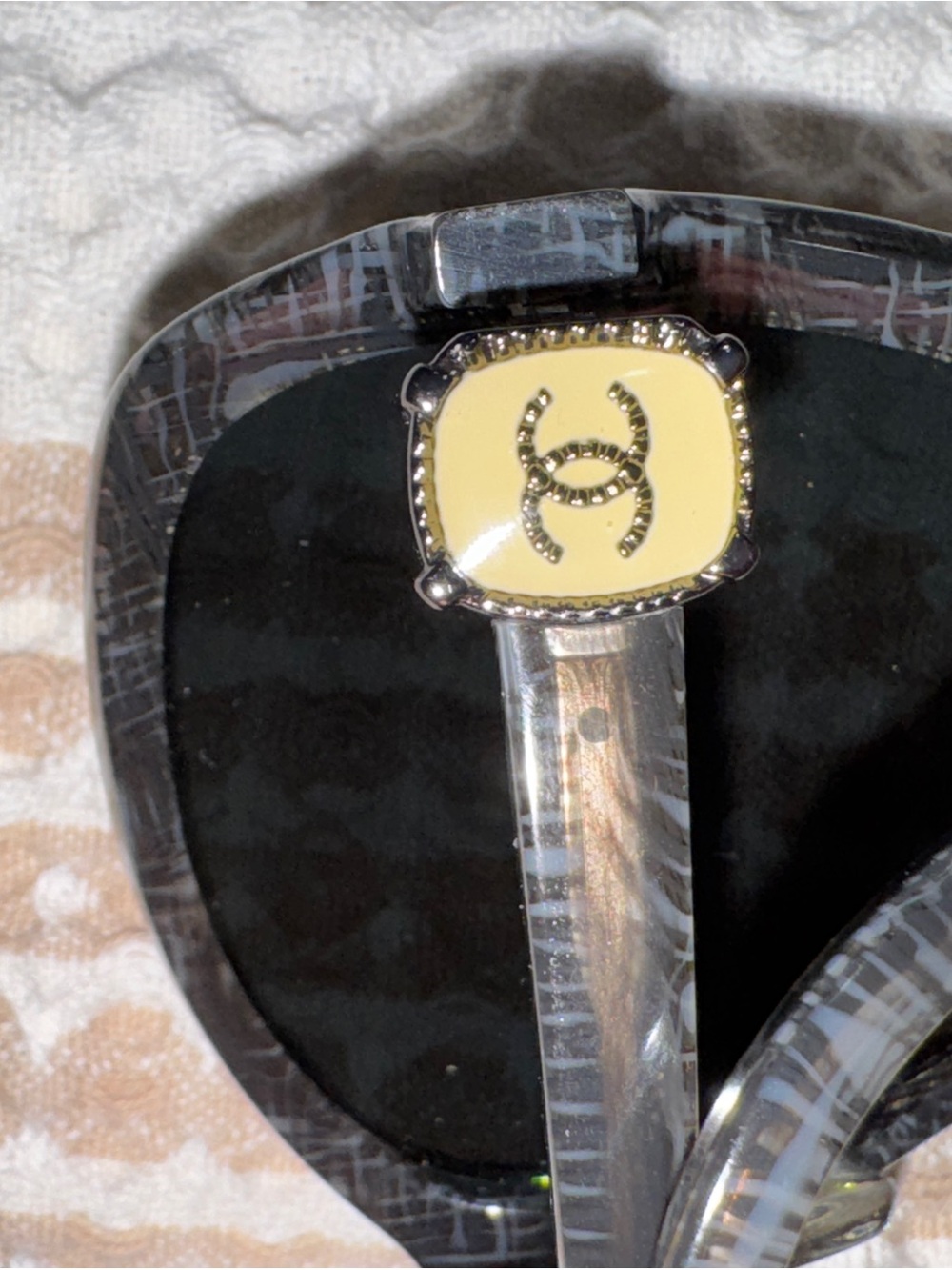 CHANEL Black Sunglasses with Yellow CC Medallion tweed - Picture 7 of 8